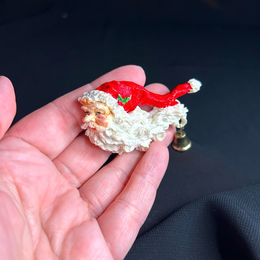 VTG Ceramic Hand Painted Santa Claus Brooch w/ jingle bell. Unbranded